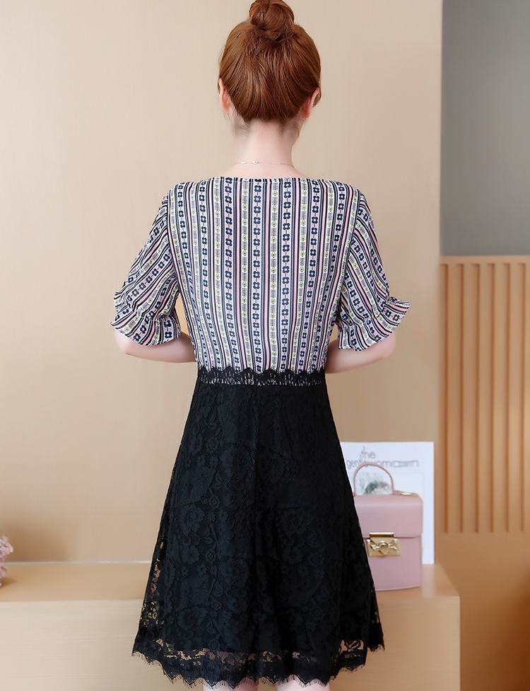 ชุดเดรสสั้นสีดำ เสื้อพิมพ์ลาย แขนสามส่วน กระโปรงลูกไม้