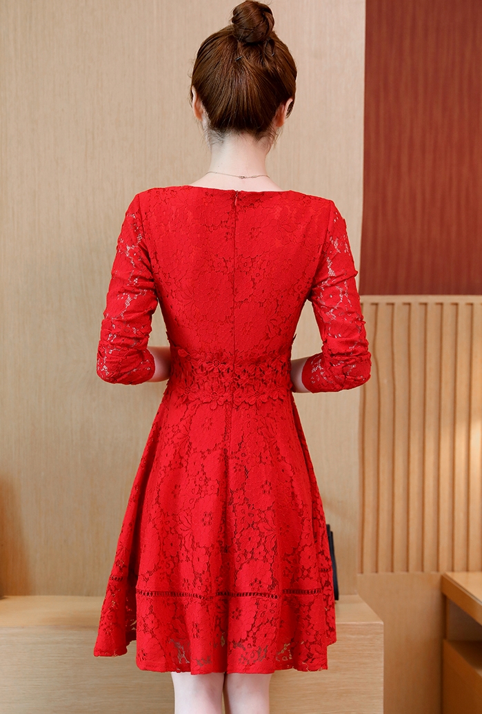 ชุดเดรสลูกไม้สีแดง