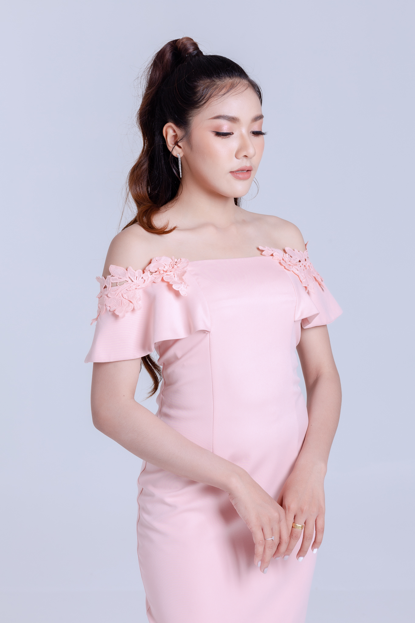 ชุดราตรี ชุดออกงาน ชุดไปงานแต่งงานงานสีชมพูโอรส เปิดไหล่แต่งดอกไม้ เดรสทรงเข้ารูป เรียบหรู สวยดูดี