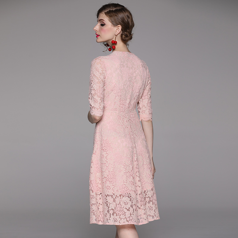 ชุดเดรสสั้นสีชมพู ผ้าลูกไม้ แขนสามส่วน