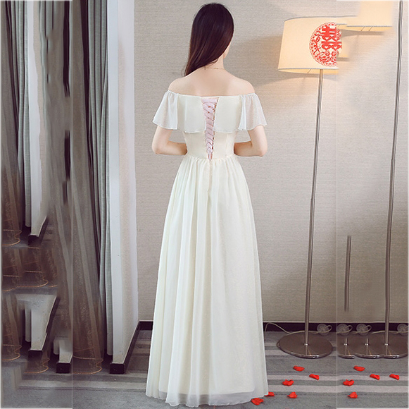 ชุดราตรียาวสีครีมเบจ เปิดไหล่ระบาย ลุคเรียบๆ สวยสง่า ดูดี