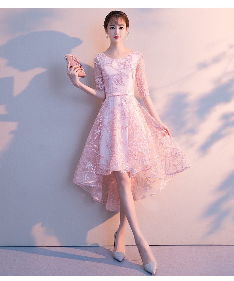 ชุดออกงานราตรียาวสีชมพู ผ้าลูกไม้ปักนูน แขนสามส่วน กระโปรงทรงบานหน้าสั้น-หลังยาว