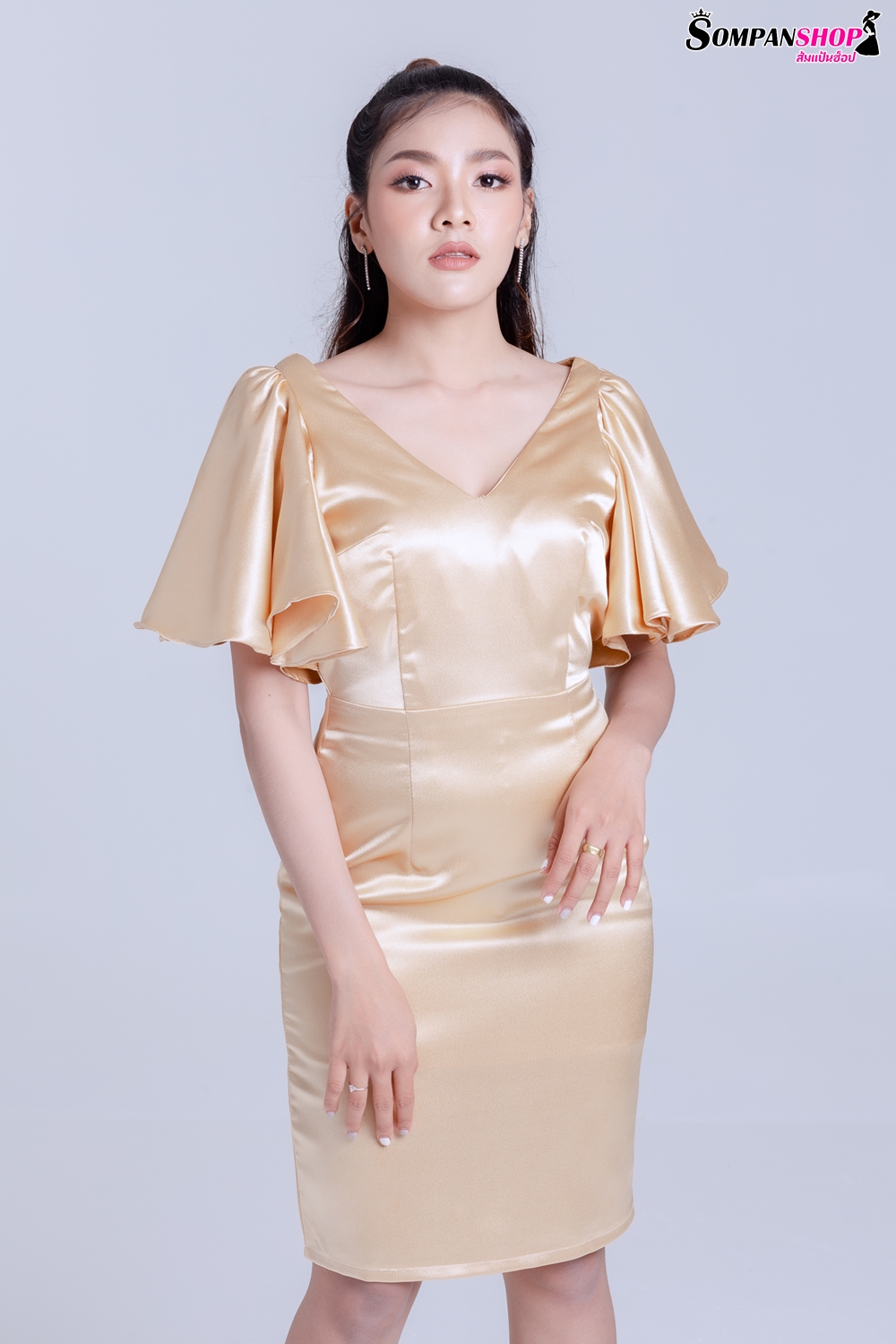 ชุดราตรี ชุดไปงานแต่งงาน ชุดเดรสออกงานสั้นสีทอง ทรงเอเข้ารูป แขนระบาย แนวเรียบหรู
