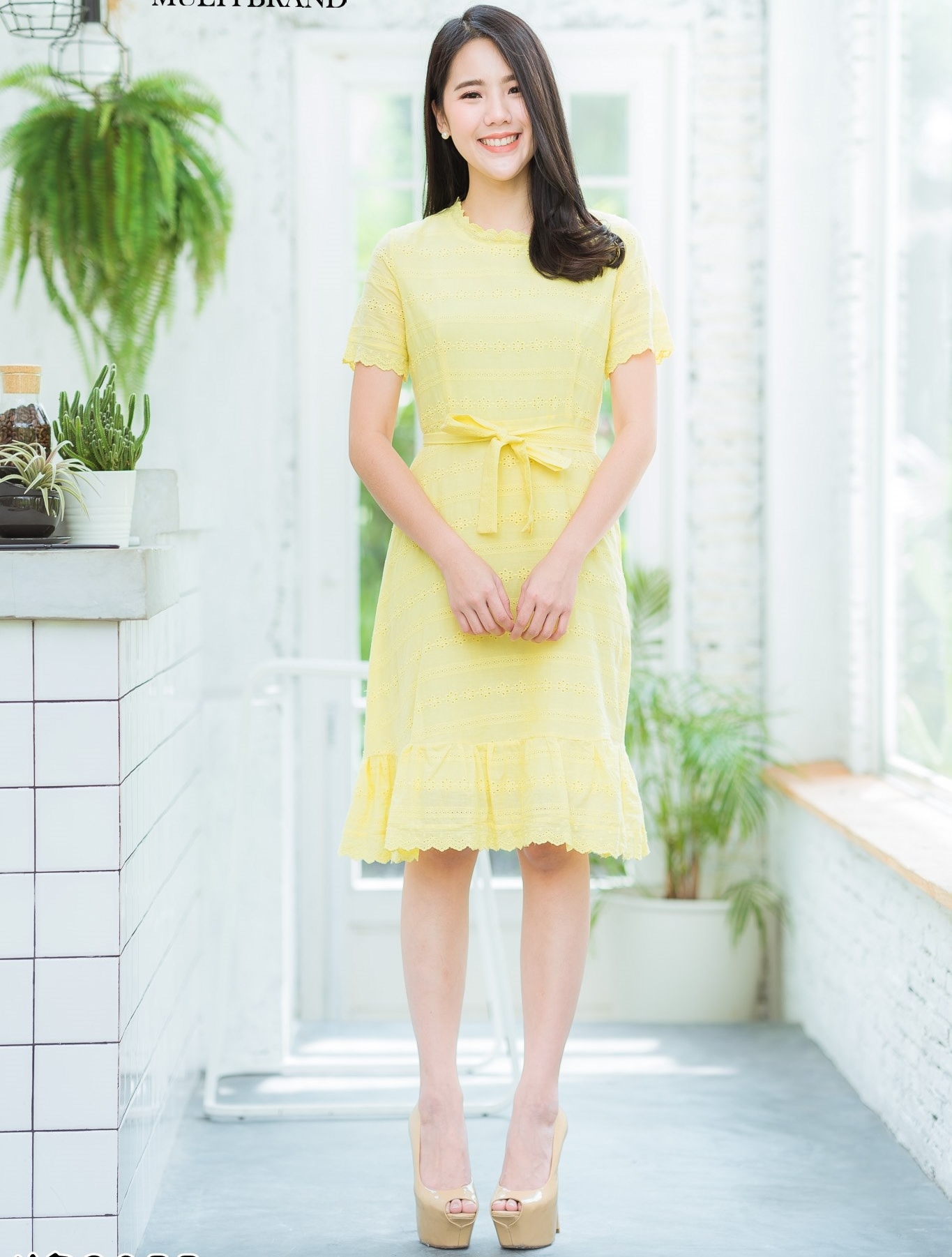 ชุดเดรสสั้นสีเหลือง ผ้าฉลุลาย คอปีน แขนสั้น กระโปรงทรงสอบแต่งระบาย แนวเรียบๆ สวย ดูดี ใส่ทำงานได้