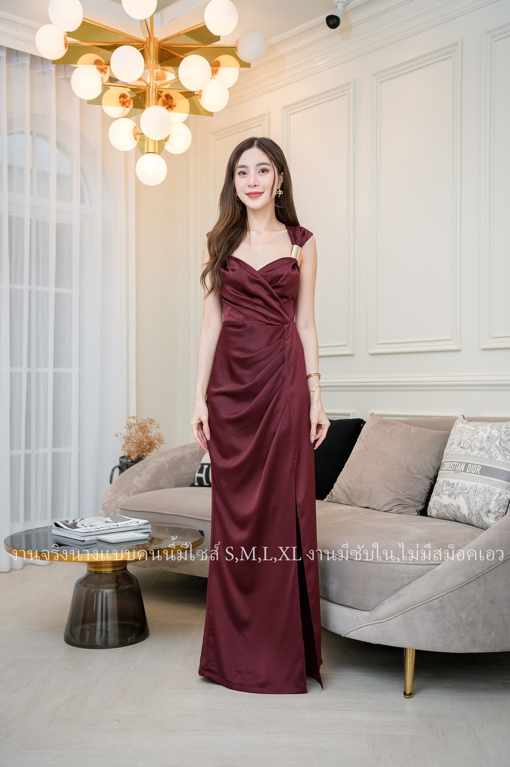 ชุดราตรียาวสีแดงไวน์ ไหล่แต่งเหล็ก แขนกุด แนวเรียบหรู สวยดูแพง ใส่ออกงานราตรี งานแต่งงานกลางคืนธีมสีแดง