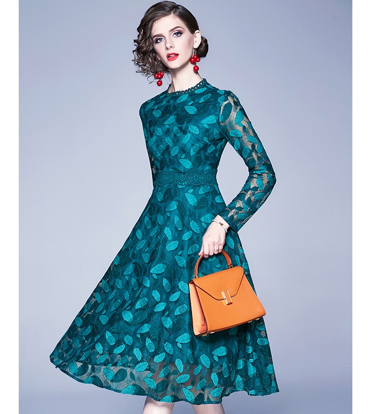 ชุดเดรสลูกไม้สีเขียว แขนยาว แนวเรียบร้อย สวยหรู ดูสุภาพ ใส่ทำงานได้