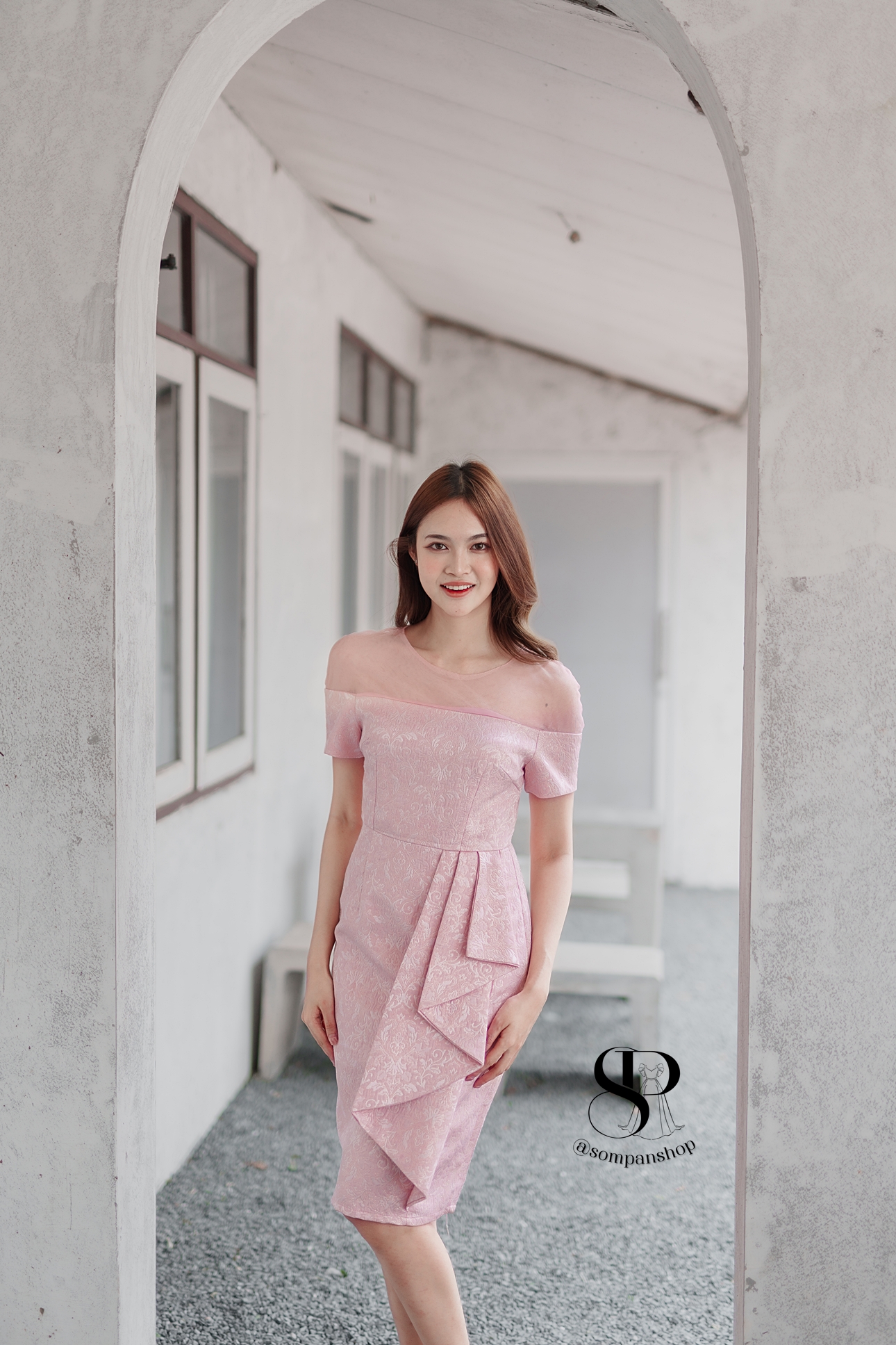 ชุดเดรสออกงานสีชมพู ทรงเข้ารูป ผ้าอัดลาย ช่วงไหล่ซีทรู เอวแต่งจีบ ทรงเข้ารูป เรียบหรู สวย ดูดี ใส่เป็นชุดราตรี ชุดออกงาน ชุดไปงานแต่งงาน กลางวัน กลางคืน