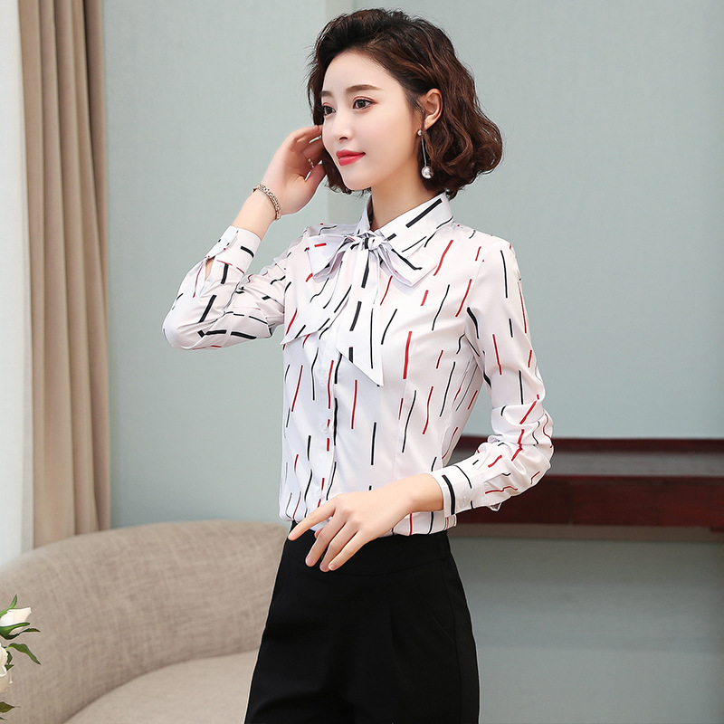 เสื้อเชิ้ตทำงานผู้หญิงสีขาว ลายกราฟฟิค กระดุมหน้า ผ้าชีฟอง เสื้อเชิ้ตทำงานผู้หญิง