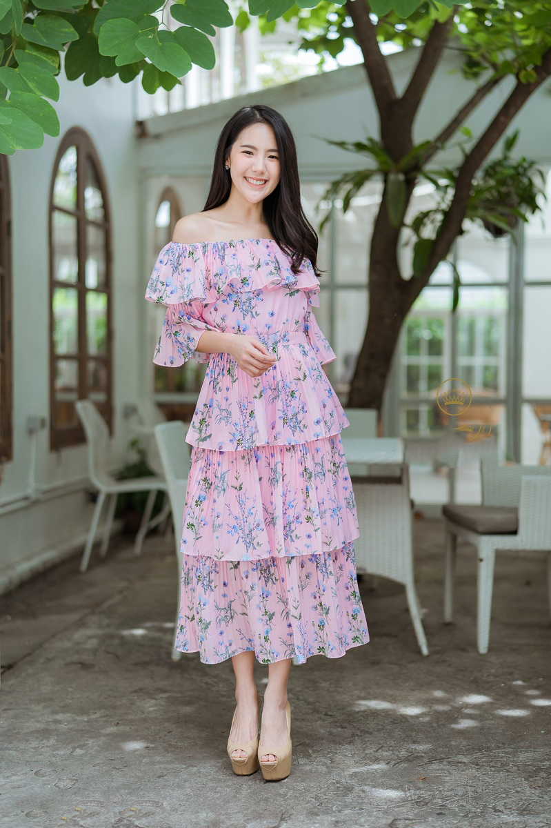 ชุดเดรสยาวสีชมพูลายดอกไม้ เปิดไหล่ ผ้าชีฟองอัดพลีท แนวสวยหวาน น่ารัก ฟรุ่งฟริ้ง