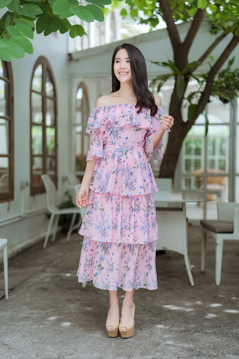 ชุดเดรสยาวสีชมพูลายดอกไม้ เปิดไหล่ ผ้าชีฟองอัดพลีท แนวสวยหวาน น่ารัก ฟรุ่งฟริ้ง