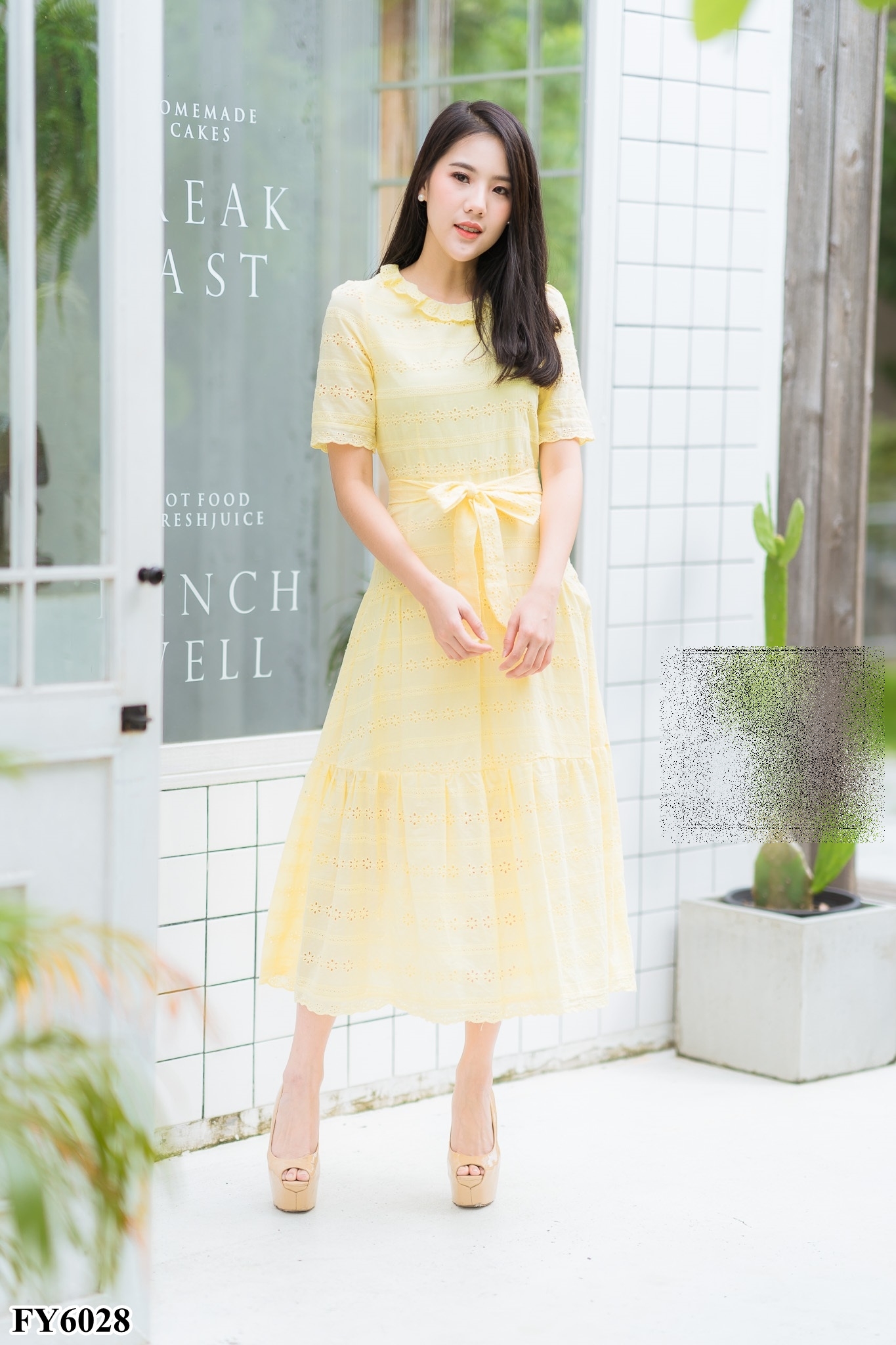 ชุดเดรสยาวสีเหลือง ผ้าลูกไม้ฉลุ แขนสั้น คอระบาย กระโปรงยาวทรงบาน มีสายผูกเอว