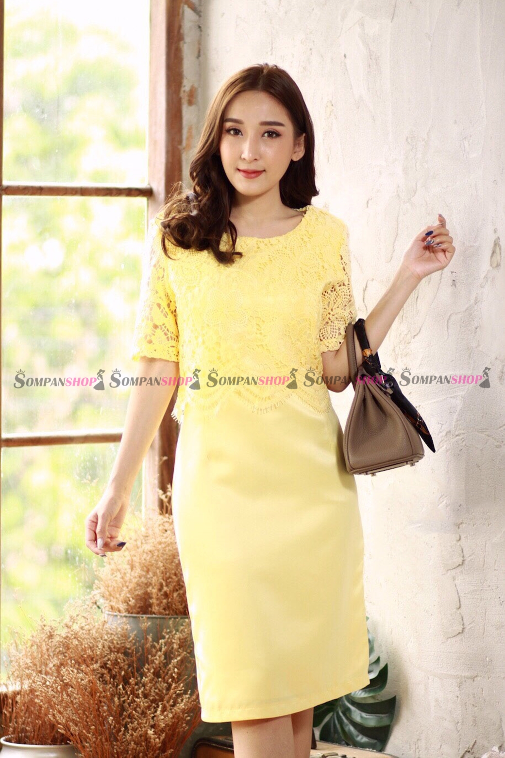 ชุดเดรสสั้นสีเหลือง ผ้าลูกไม้ ทรงเข้ารูป เย็บแต่งลูกไม้แต่งเชิงชายคลุม 2 ชั้น แนวเรียบร้อย