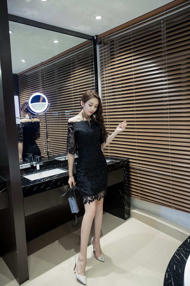 ชุดเดรสสั้นสีดำ ผ้าลูกไม้ เปิดไหล่ ทรงเข้ารูป