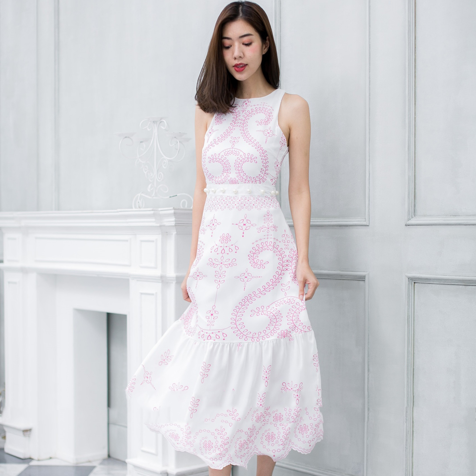 Sale ชุดเดรสยาวสีขาว ปักลายสีชมพู ลายสวยเก๋ สไตล์สวยใส่ คุณหนูๆๆ