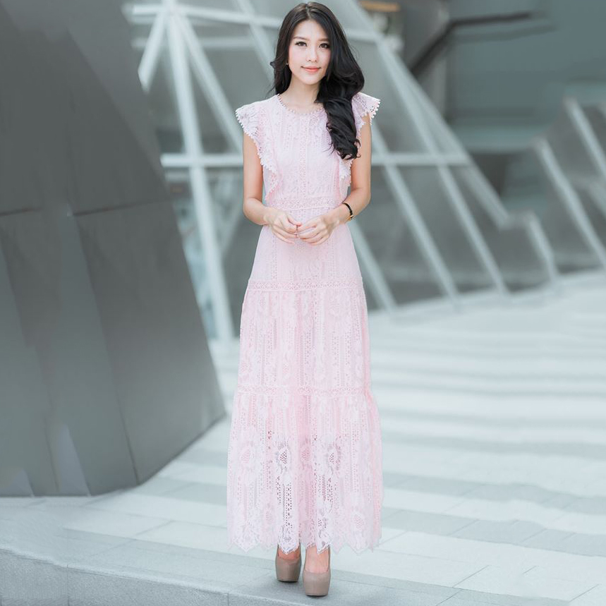 ชุดเดรสยาวสีชมพู ผ้าลูกไม้ แขนกุดไหล่แต่งรบาย สวยๆ น่ารัก ลุคคุณหนูมากๆ