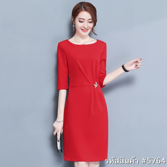 ชุดเดรสสั้นสีแดง เดรสทรงสอบ แขนสามส่วน แนวเรียบๆ สวยสุภาพ ใส่ดูดี