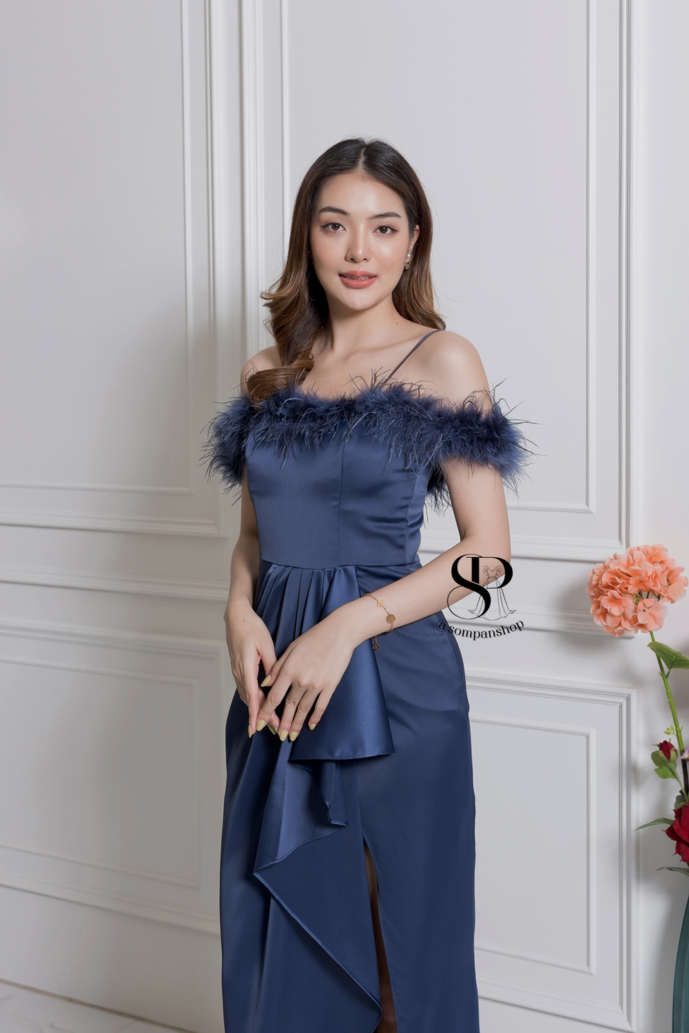 ชุดราตรียาวสีน้ำเงินกรมท่า ทรงปาดไหล่ แต่งขนนก เหมาะสำหรับใส่เป็นชุดราตรี ชุดไปงานแต่งงาน ชุดเพื่อนเจ้าสาว ชุดไปงานเลี้ยงต่างๆ