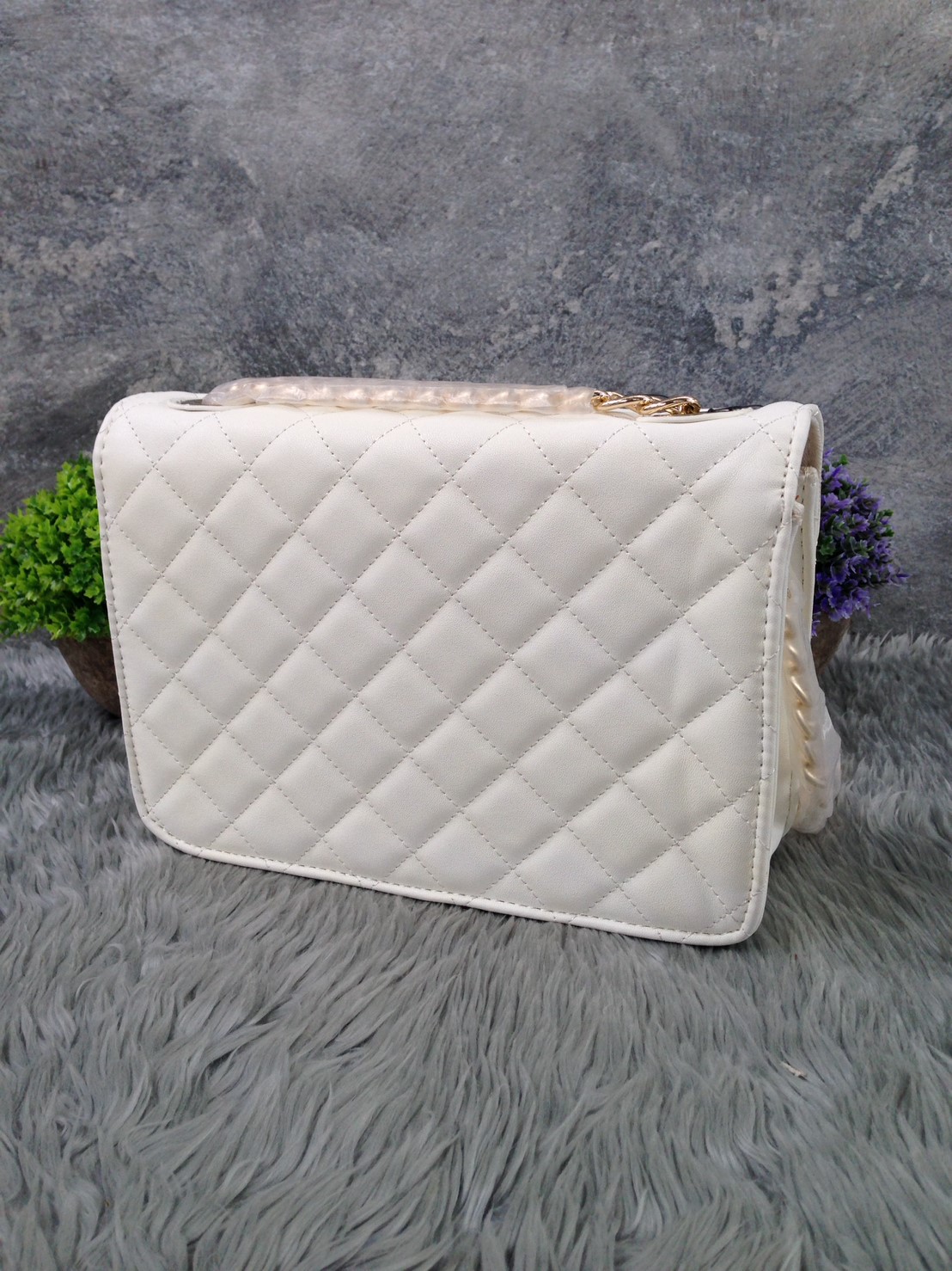 ❌Sale สินค้ามือ1 มีตำหนิ❌ GUESS QUILTED ELANA CROSSBODY BAG