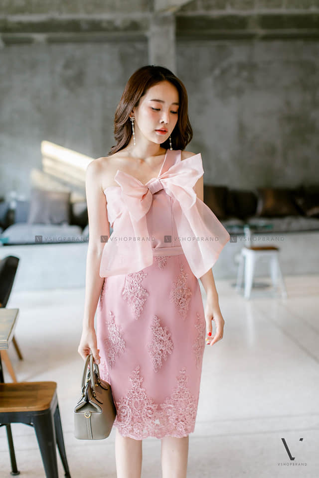 ชุดออกงาน ชุดไปงานแต่งงานสั้นสีชมพู เซ็ทเสื้อแขนข้างเดียวแต่งผ้าซีทรูผูกโบว์ กระโปรงลูกไม้ปักดิ้น