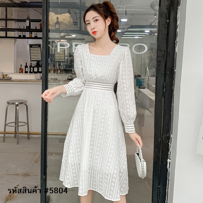 ชุดเดรสสั้นสีขาว แขนยาว ผ้าลูกไม้ฉลุ แนวเรียบร้อย สวยสุภาพ เรียบหรู