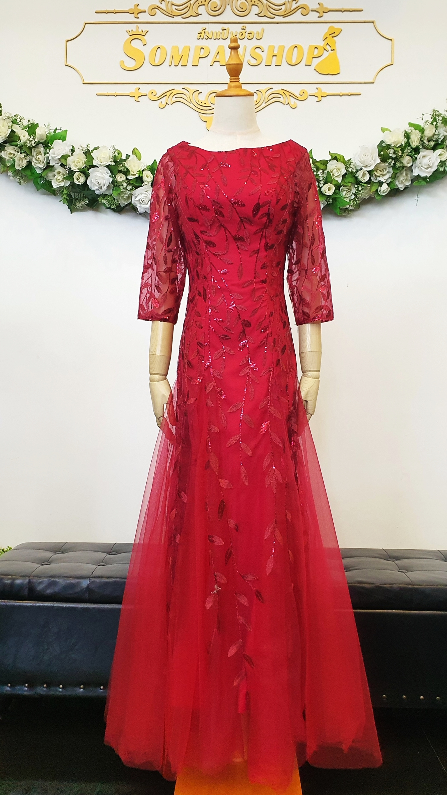 ชุดราตรียาวสีแดง เดรสออกงานปักลายใบไม้แขนสามส่วน กระโปรงทรงหางปลา เรียบหรูดูแพง สวยดูดี แบบสวยทันสมัย ใส่ออกงาน งานราตรี ไปงานแต่ง