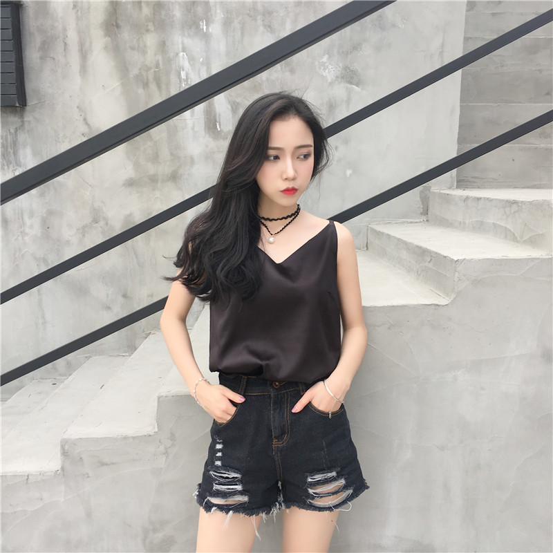 เสื้อสายเดี่ยวสีดำ ผ้าไหมซาติน สวยเก๋ น่ารักๆ แฟชั่นสวยสไตล์เกาหลี