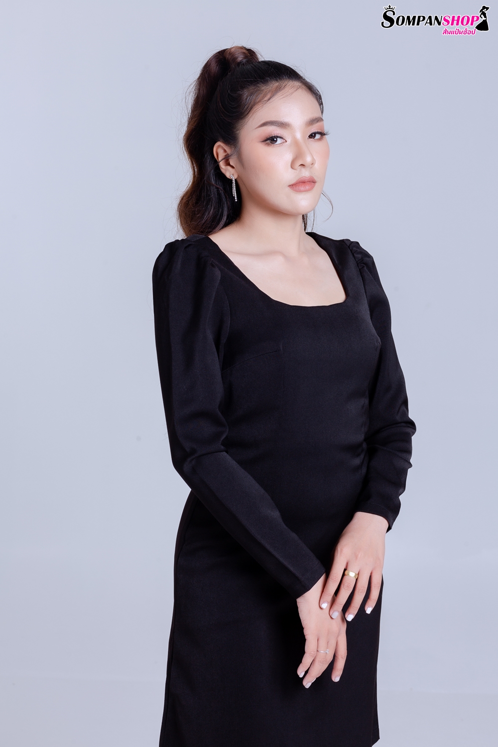 ชุดเดรสสั้นสีดำ เดรสทรงตรง แขนยาว แนวเรียบๆ สวยใส่ดูดี ใส่ทำงานได้ ใส่ไปงานกลางวันได้