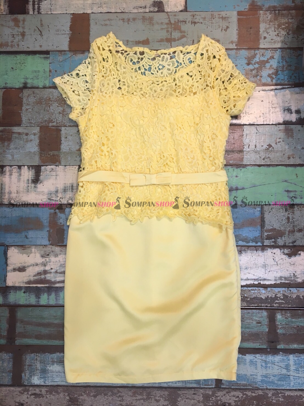 ชุดเดรสสั้นสีเหลือง ผ้าลูกไม้ เข้ารูป แต่งคลุมลูกไม้ 2ชั้นช่วงบนตัดเย็บด้วยลูกไม้อย่างดี