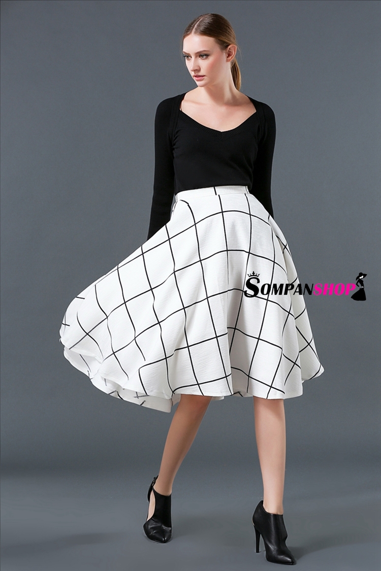 กระโปรงสั้นสีขาวพิพม์ลายตาราง ทรงบาน