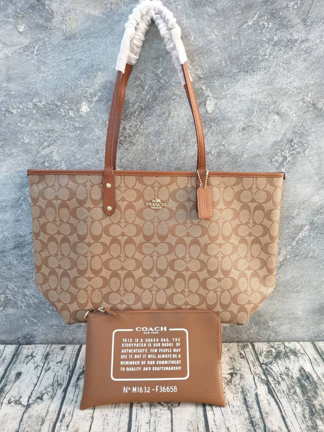 COACH REVERSIBLE CITY TOTE IN SIGNATURE (COACH F36658)