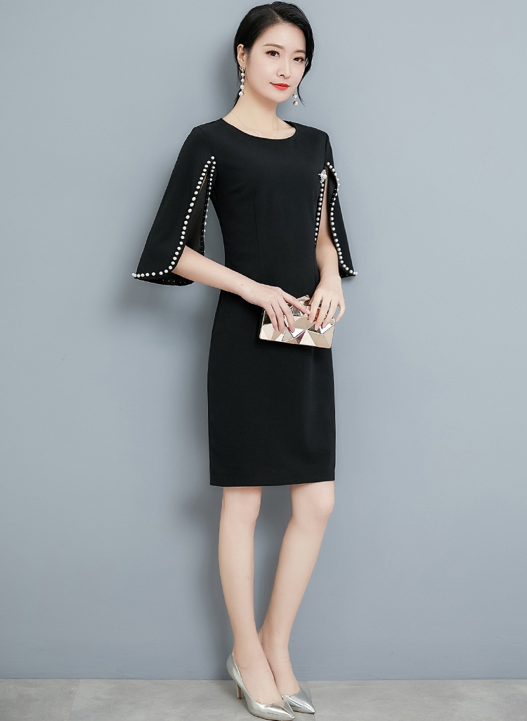 ชุดเดรสสั้นสีดำ แขนระบายแต่งมุก แนวเรียบหรู สวยสง่า ใส่ดูดีมากๆ