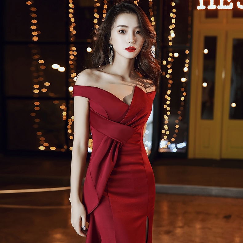 ชุดราตรียาวสีแดง ทรงปาดไหล่แต่งจีบหน้า กระโปรงผ่าหน้าทรงหางปลา สวยหรูสง่ามากๆ ใส่เป็นชุดราตรี ชุดออกงาน ชุดไปงานแต่งงาน กลางวัน กลางคืน