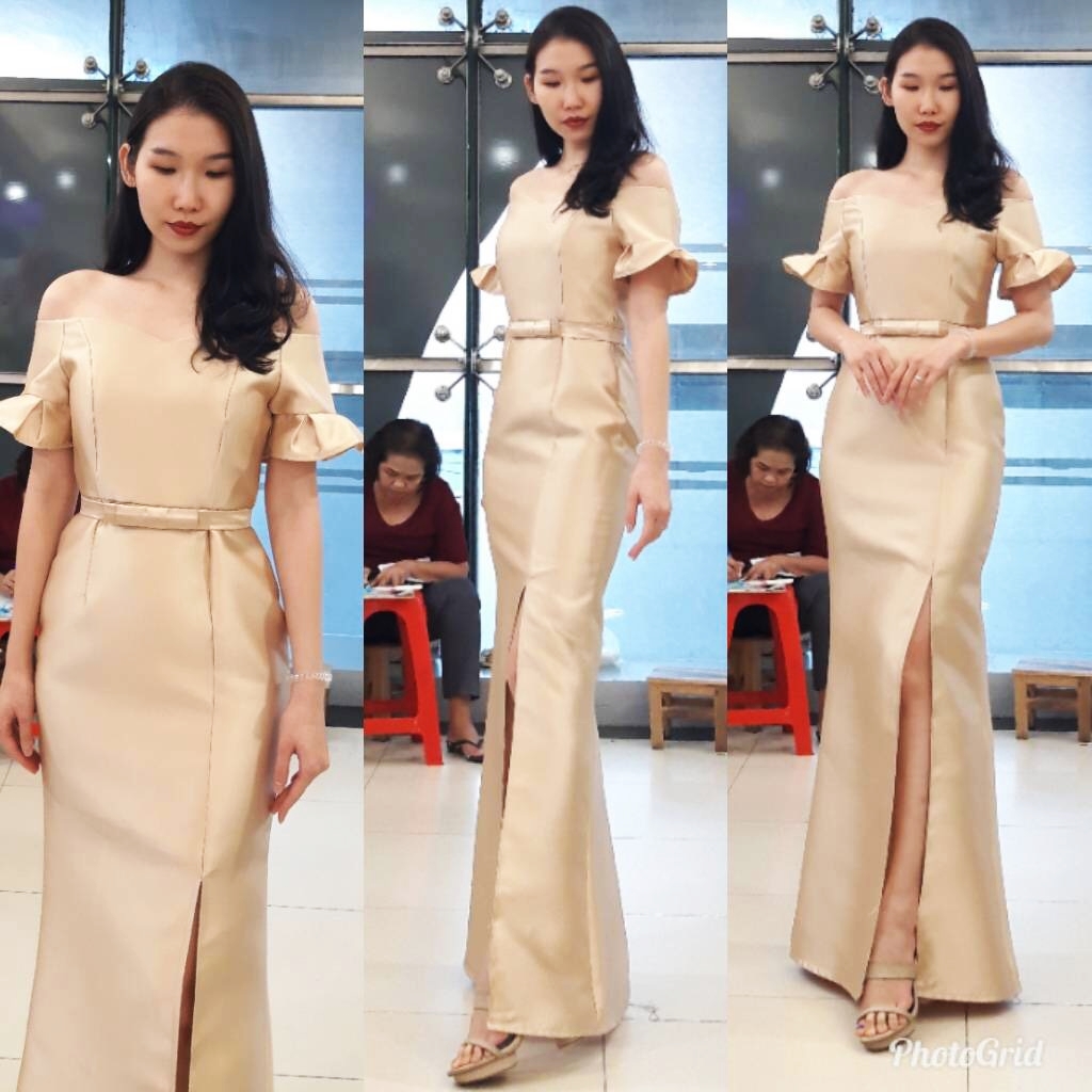 ชุดราตรี ชุดออกงาน ชุดไปงานแต่งงานสีทอง เปิดไหล่แขนสั้ ทรงเข้ารูป กรโปรงยาวผ่าหน้า