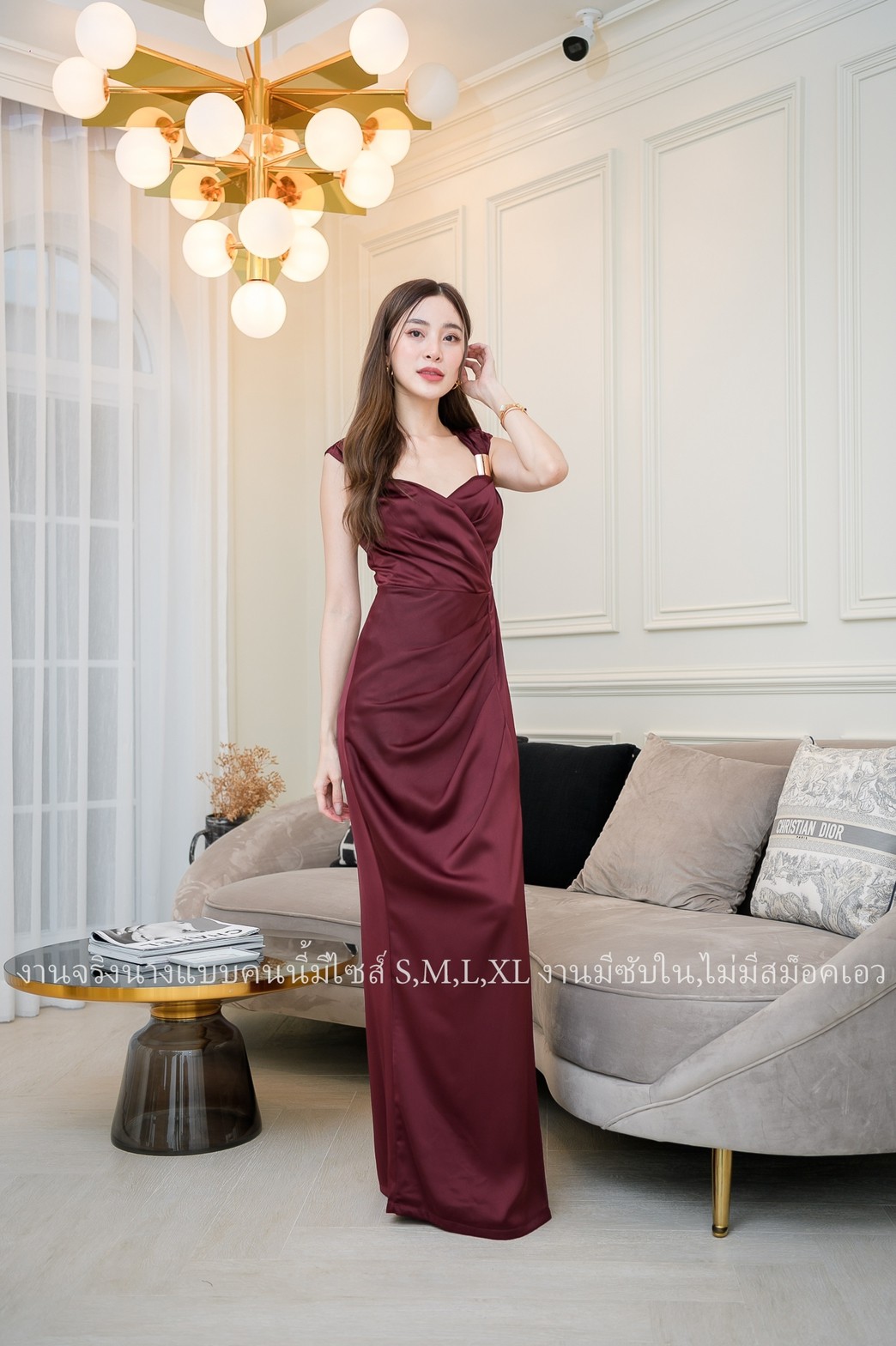 ชุดราตรียาวสีแดงไวน์ ไหล่แต่งเหล็ก แขนกุด แนวเรียบหรู สวยดูแพง ใส่ออกงานราตรี งานแต่งงานกลางคืนธีมสีแดง