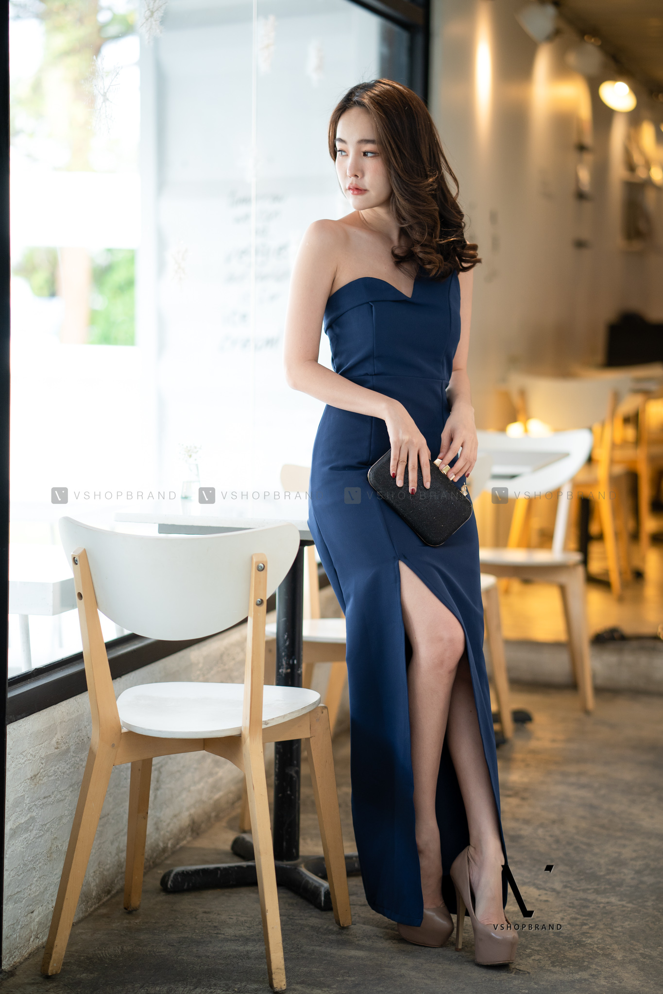 ชุดออกงานสีกรมท่า ไหล่เฉียงข้าง ทรงเข้ารูป กระโปรงยาวผ่าหน้า2ข้าง