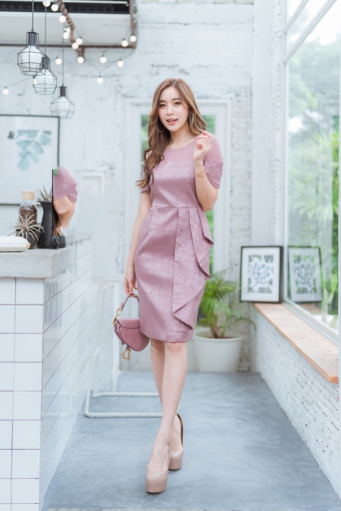 ชุดเดรสสั้นสีชมพูอมม่วง ทรงเอเข้ารูป แขนสั้น เอวแต่งจีบระบาย