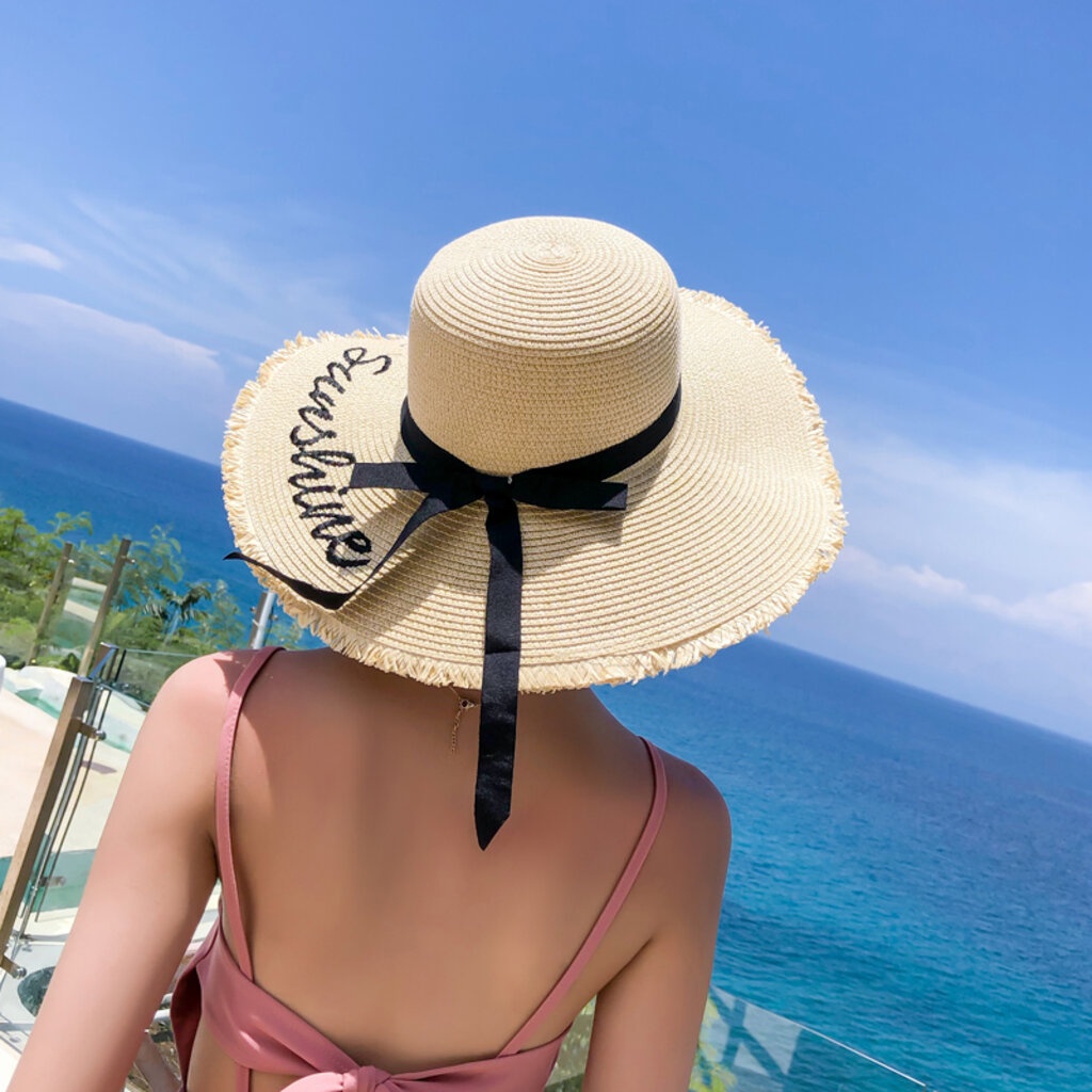 หมวกสานปีกกว้างไปทะเลสีครีมเบจ ปักตัวอักษร Hello sunshine แต่งขอบระบาย หมวกไปทะเลเก๋ๆ เริ่ดๆ .. จะไปทะเลทั้งทีพร็อพต้องครบนะจ๊ะ !!