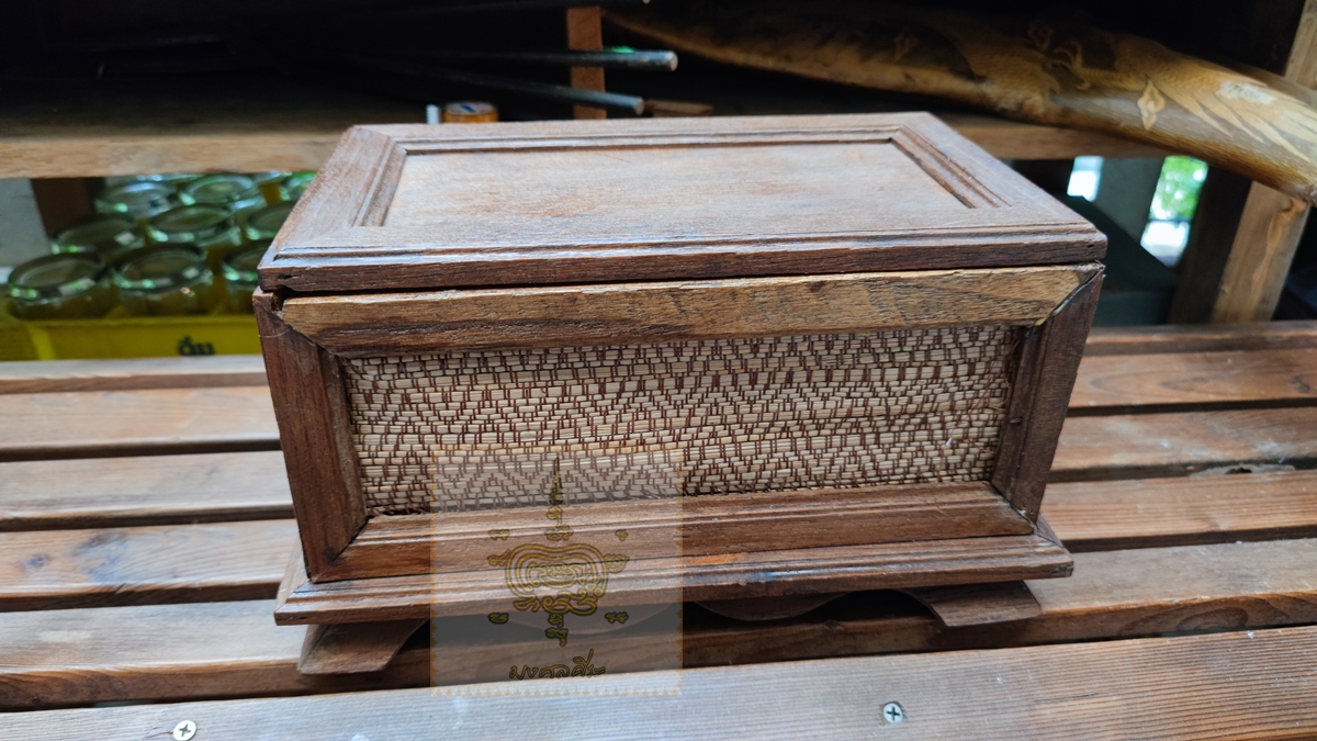 กล่องไม้เก่า ไม้ไผ่ถักลาย