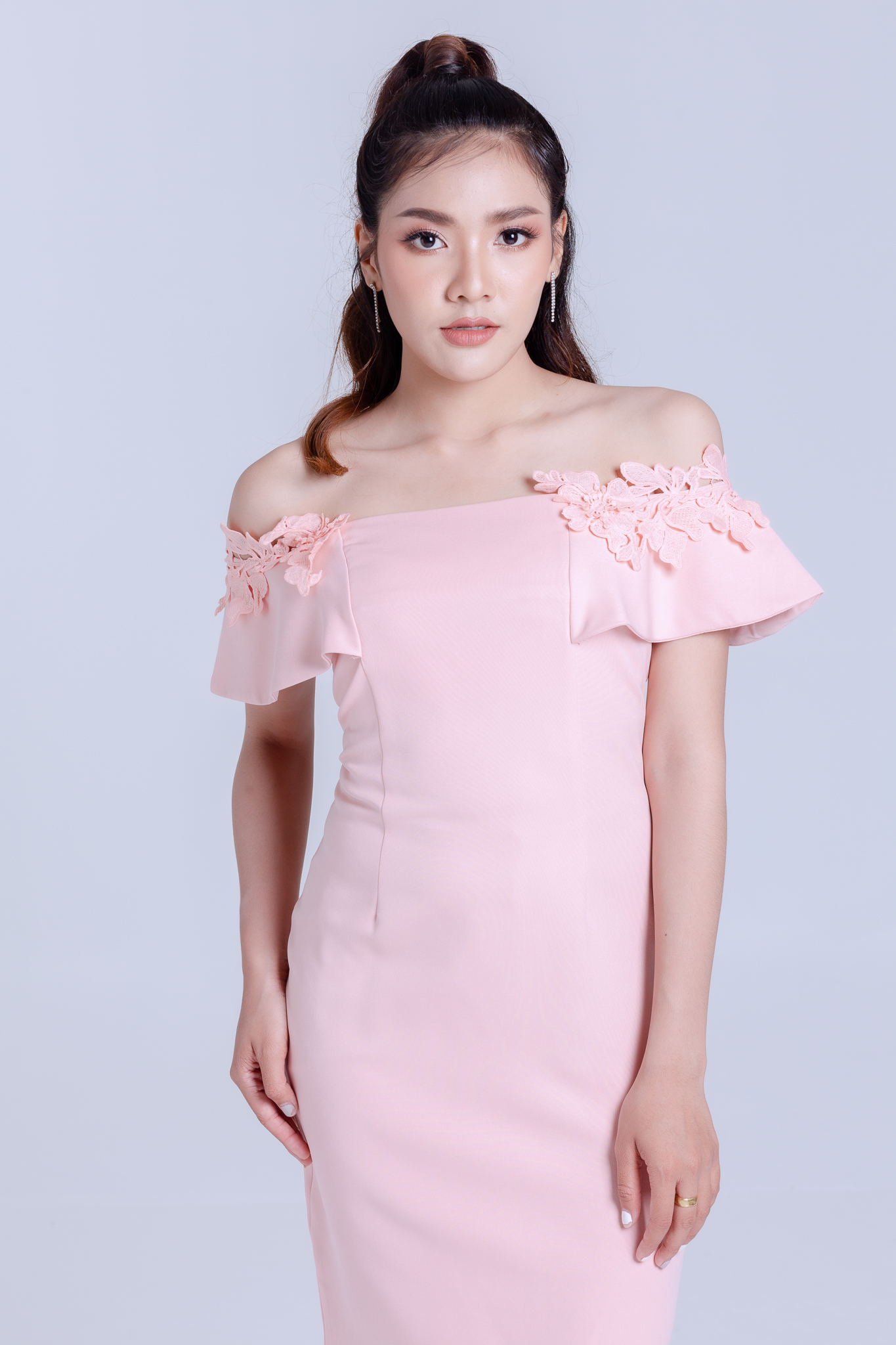 ชุดราตรี ชุดออกงาน ชุดไปงานแต่งงานงานสีชมพูโอรส เปิดไหล่แต่งดอกไม้ เดรสทรงเข้ารูป เรียบหรู สวยดูดี