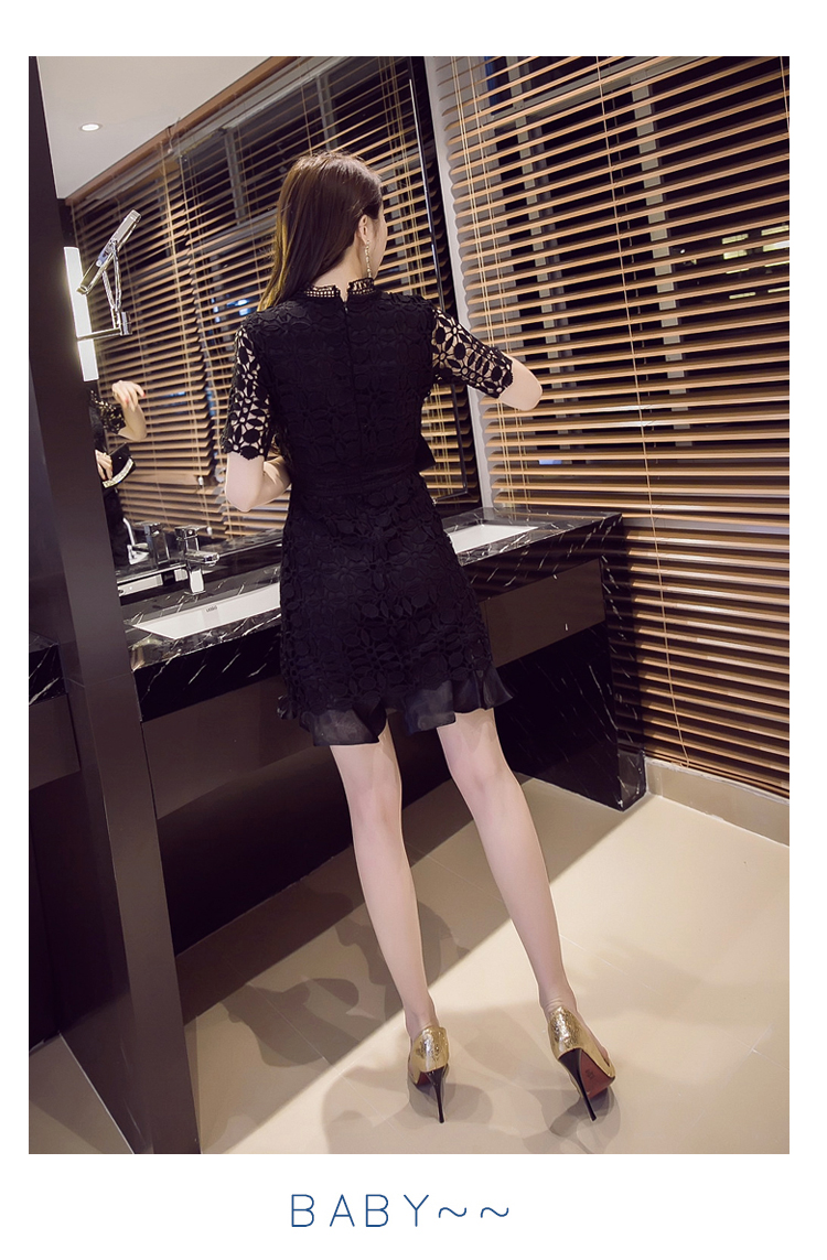 ชุดเดรสสั้นสีดำ ผ้าลูกไม้ ทรงเข้ารูป แขนสั้น