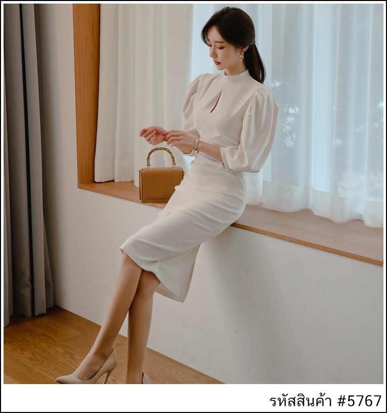 ชุดเดรสสั้นสีขาว ทรงเข้ารูป แขนสามส่วน แนวเรียบหรู สวยดูดี
