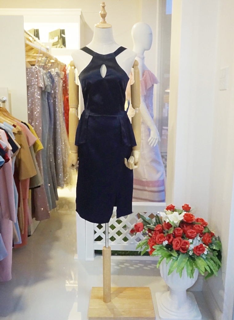 ชุดเดรสสั้นสีน้ำเงินกรมท่า เข้ารูป แขนกุดเว้าไหล่ เอวระบาย