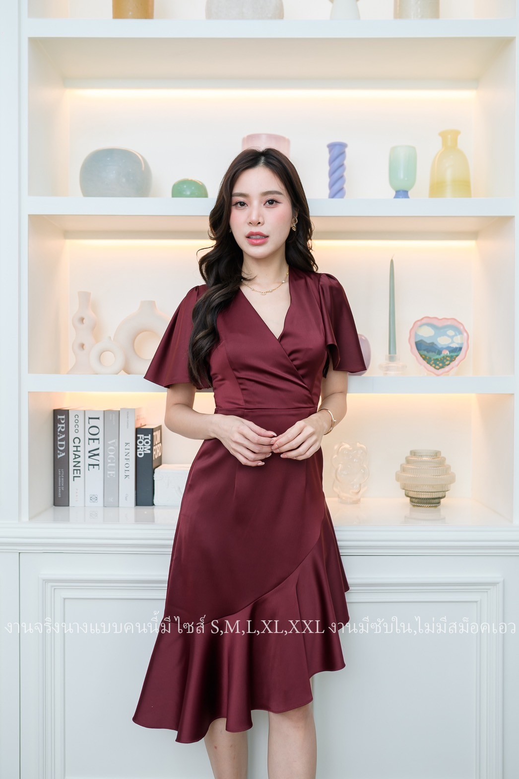 ชุดออกงานสีแดง คอวีแขนระบาย ชายกระโปรงระบายสวยเก๋ แนวเรียบร้อยสวยหรูดูแพง เหมาะสำหรับใส่เป็นชุดราตรี ชุดออกงาน ชุดไปงานแต่งงาน