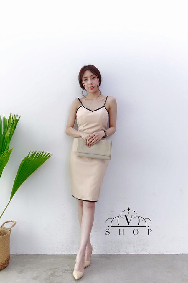 SALE ชุดเดรสสั้นสีครีม สายเดี่ยว แต่งขอบลูกไม่อย่างดี