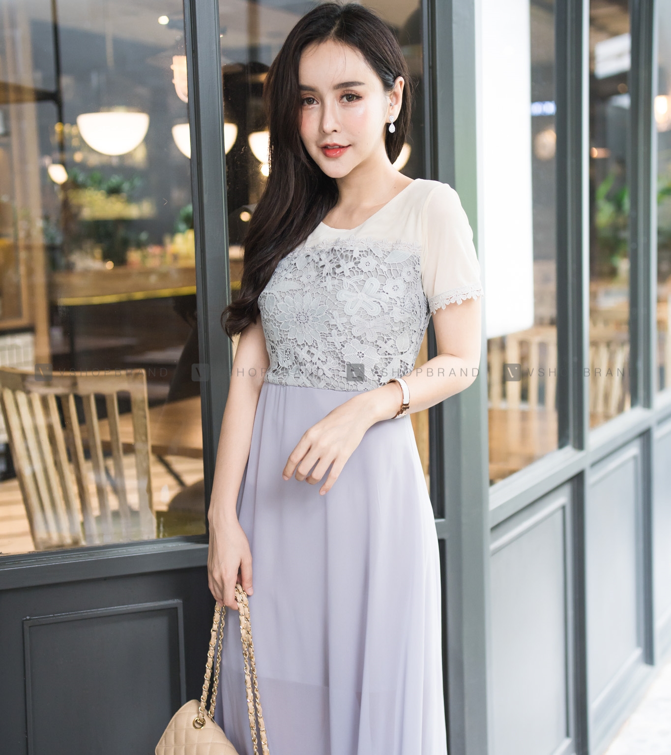 ชุดเดรสยาวสีเทา แต่งลูกไม้ แขนสั้น กระโปรงยาวผ้าชีฟองทรงบาน แนวสวยหวาน ดูดี