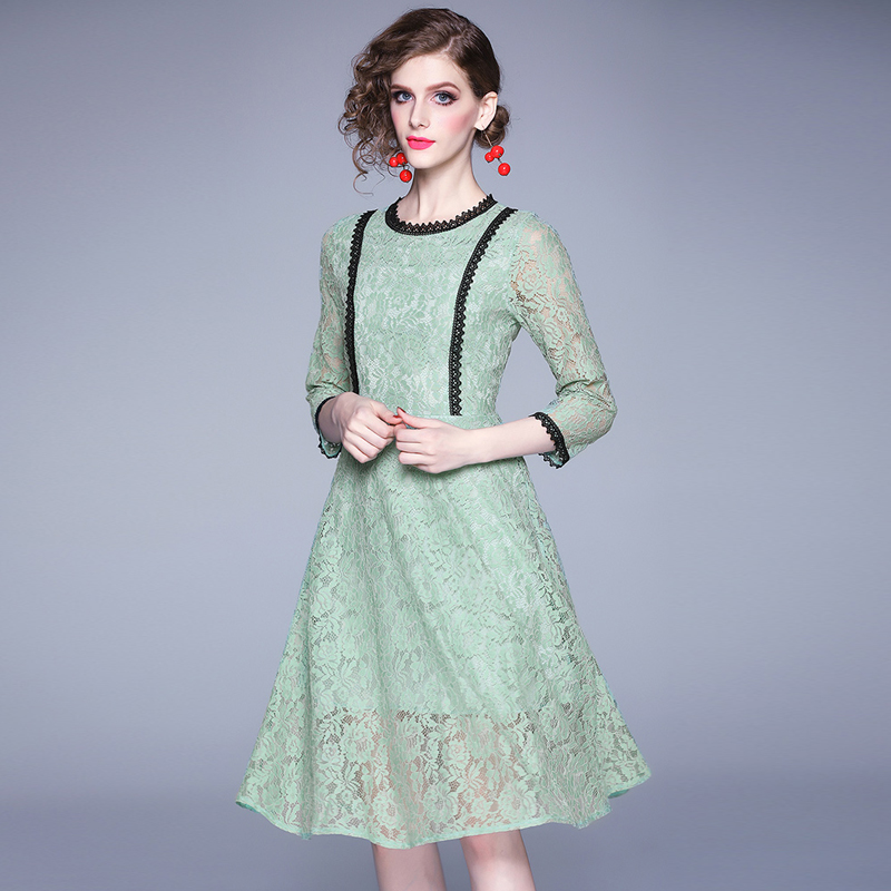 ชุดเดรสลูกไม้สีเขียว