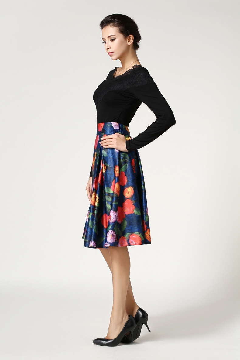 กระโปรงสั้นสีกรมท่า ลายดอกไม้ ทรงบาน