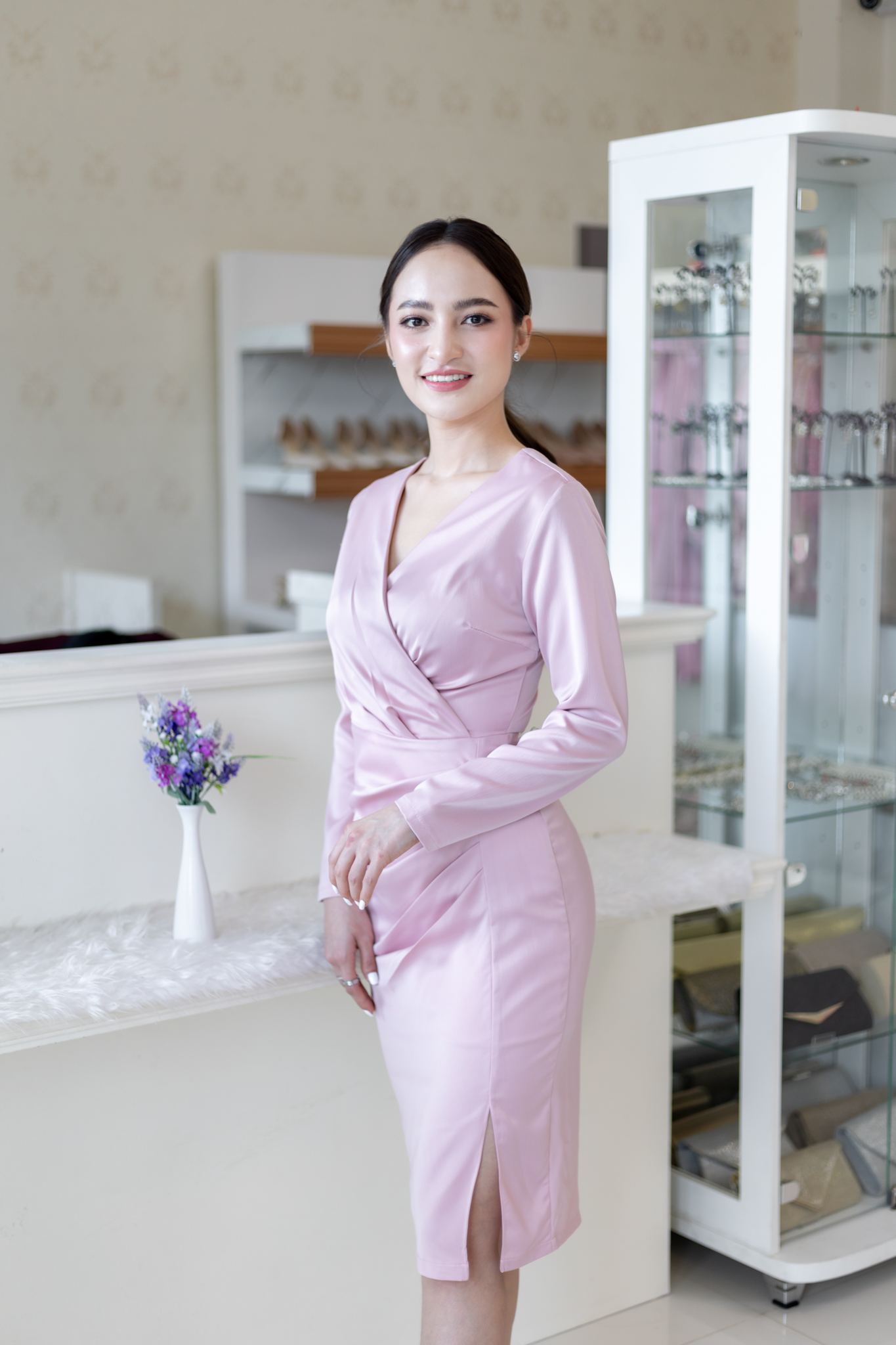 ชุดราตรี ชุดออกงาน ชุดไปงานแต่งชมพู เดรสสั้นเข้ารูปทรงเอ แขนยาว แนวเรียบหรู สวยดูดี