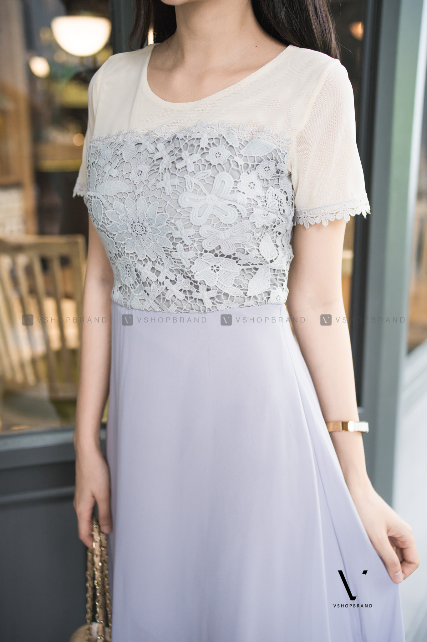 ชุดเดรสยาวสีเทา แต่งลูกไม้ แขนสั้น กระโปรงยาวผ้าชีฟองทรงบาน แนวสวยหวาน ดูดี