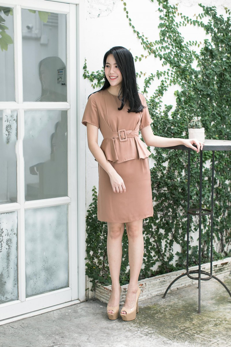 ชุดเดรสสั้นสีน้ำตาล ทรงเข้ารูป เอวระบาย กระโปรงทรงเอ เรียบๆ สวยดูดี สไตล์สาวออฟฟิศ